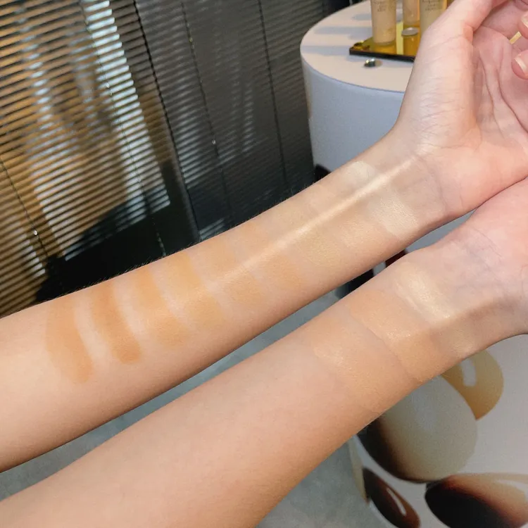 M.A.C超持妝奢緞粉底精華手部試色。張家玲攝