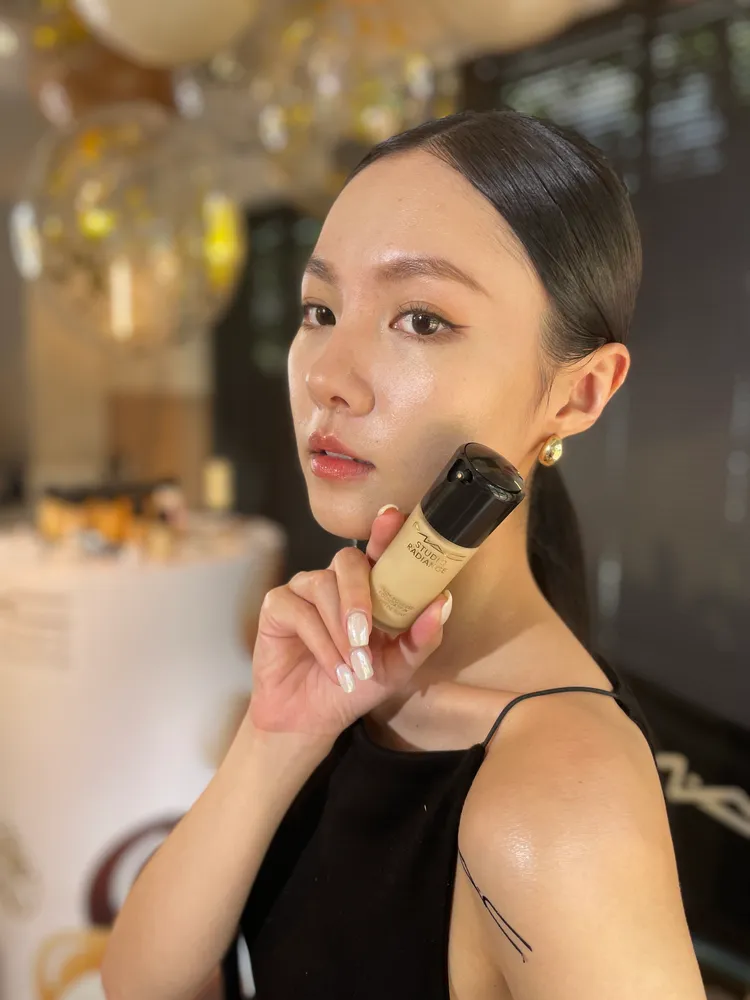 M.A.C超持妝奢緞粉底精華妝效呈現迷人的絲緞光澤。張家玲攝