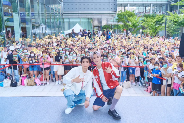 瑋瑋舉辦簽唱會，哥哥哲哲現身力挺。索尼音樂提供