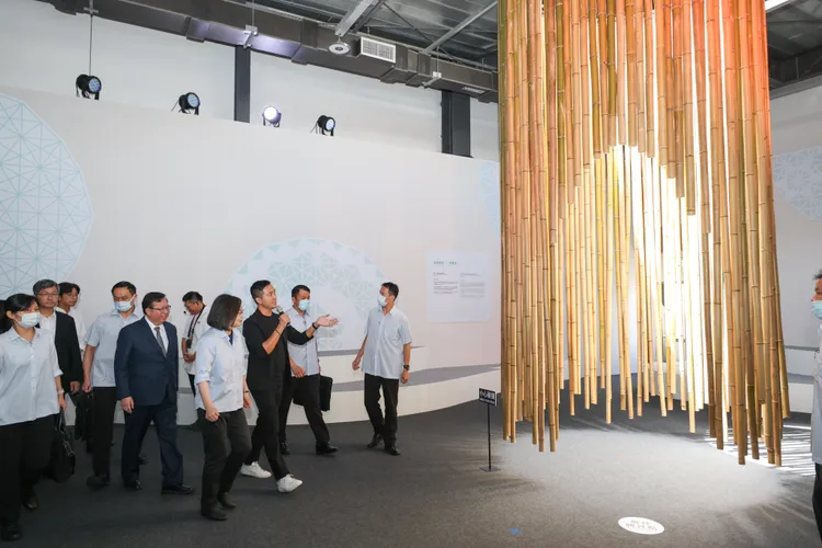 蔡英文一行體驗18公尺竹編環形互動裝置。桃園市府提供