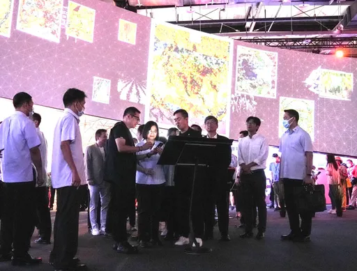 蔡英文參觀世客博世界館 體驗18公尺竹編環形互動裝置