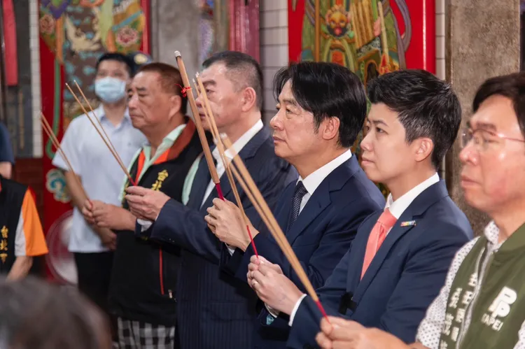 賴清德參香。賴清德競辦提供