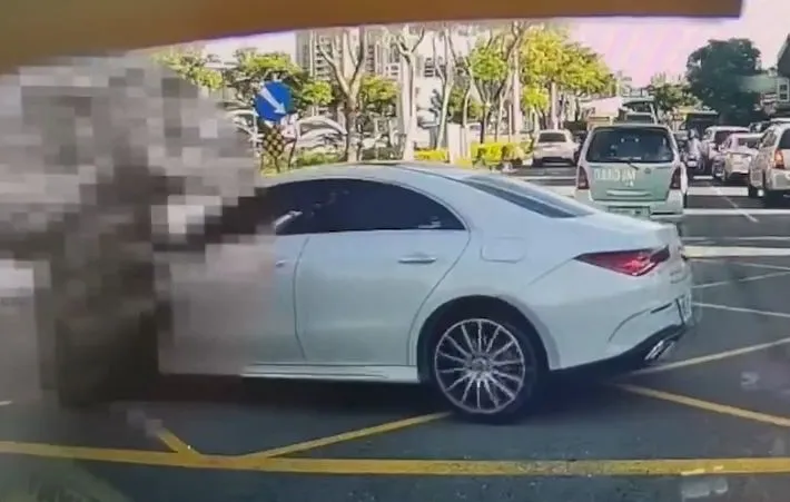 騎士閃避不及撞上賓士車。翻攝畫面