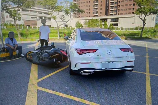 男駕賓士路口看半天才迴轉 還是閃不過!直行機車撞上了