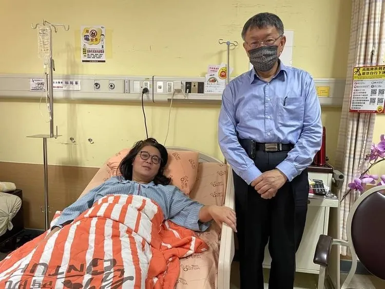 陳玉珍過去和柯文哲關係不錯，19年她住院時，柯也曾探病。翻攝陳學聖臉書