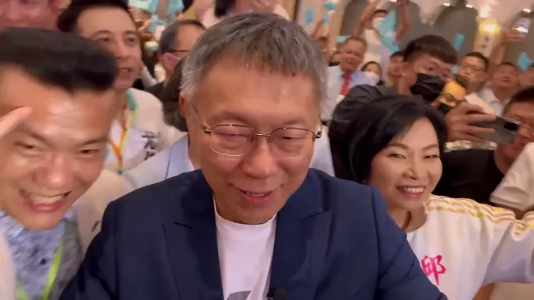 柯文哲出席台中選哲之友會成立大會，受到支持者熱烈歡迎。鮮明攝