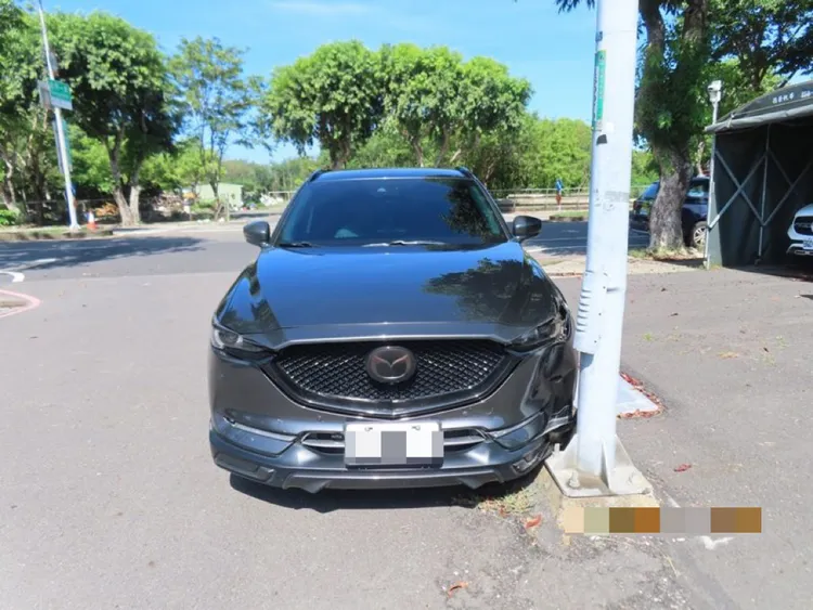 警方獲報安平區光州一街發生自撞路燈車禍。讀者提供