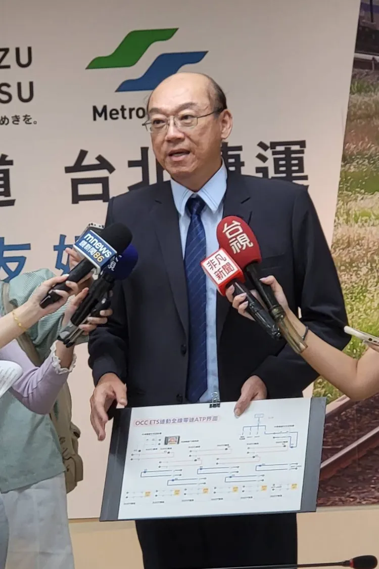 北捷副總經理洪育銘今受訪說明文湖線昨停駛原委。北捷提供