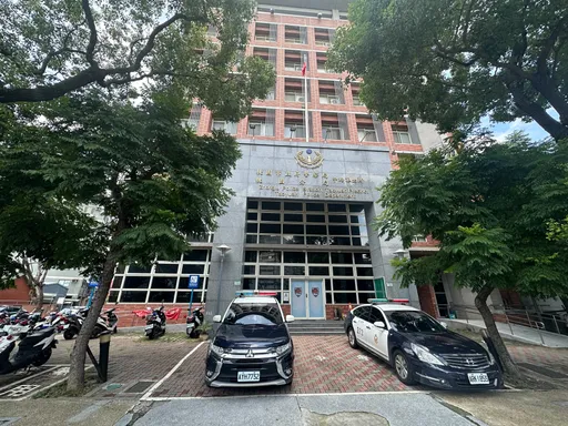 女通緝犯見警察上門竟幹了這事　事後狡辯：沒有攻擊的意思