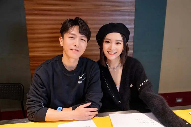 閻奕格（右）和韋禮安合作主打歌。華研國際提供