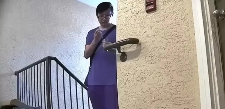 中國化學博士生李書明在樓梯間當場「調配」化學毒液。翻攝FOX NEWS