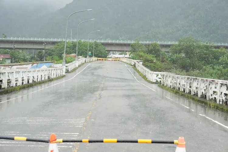 守城橋橋面變形。縣府提供