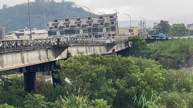 守城橋因河道中的淤泥及樹枝雜草未清理，導致水流直接衝擊到橋墩而導致橋面下陷。民眾提供