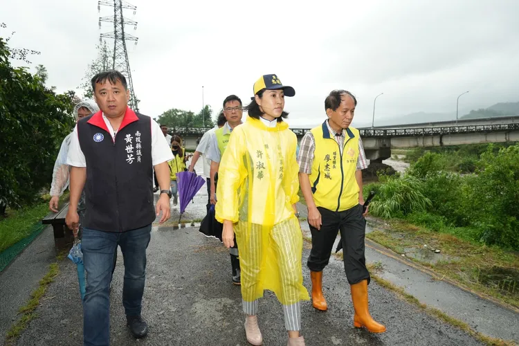 南投縣長許淑華勘察埔里守城橋災損情況。縣府提供