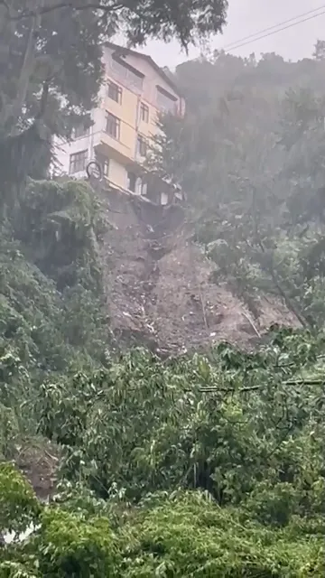 廬山溫泉區麗來飯店地基裸露。民眾提供