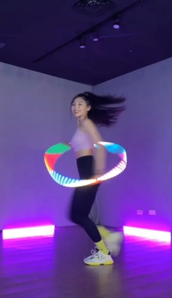 夢幻炫光呼拉圈。IG@dreamrunnerz_tanya 提供