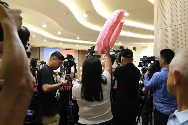 楊佩樺高舉游泳圈。台灣基進提供