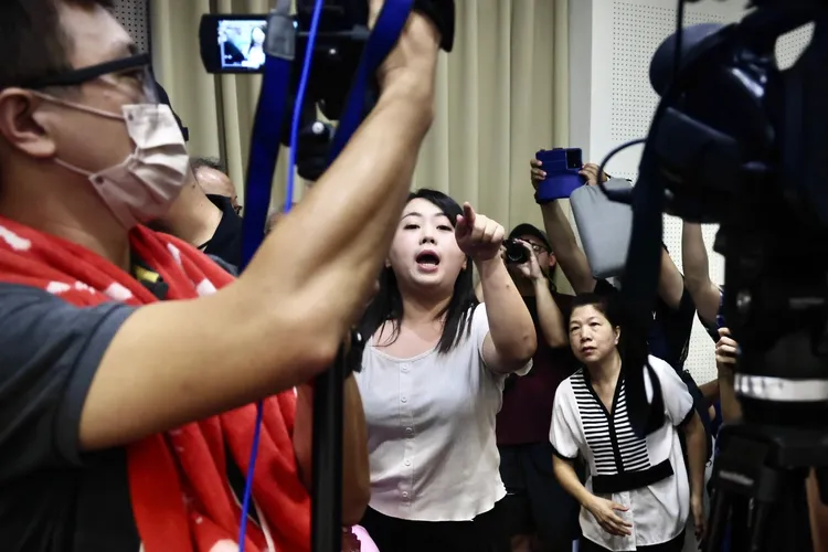 楊佩樺與現場民眾互罵。林林攝