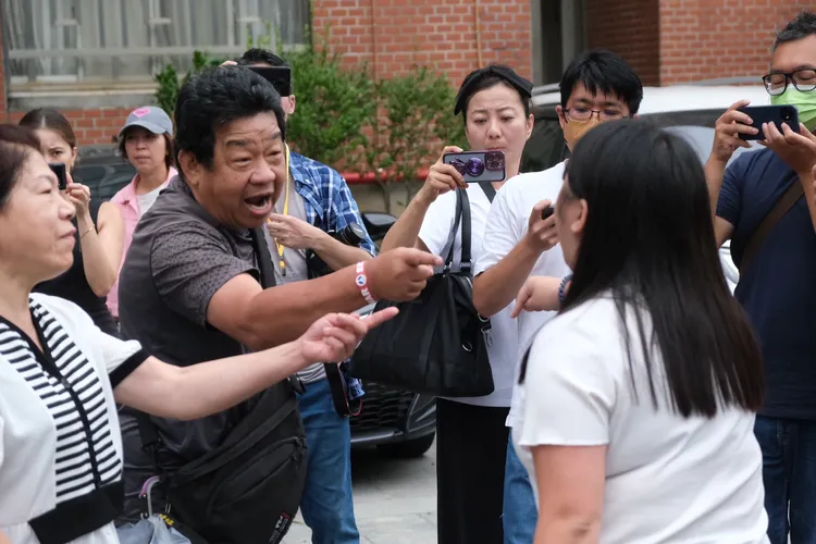 楊佩樺於會後與民眾相互叫囂。台灣基進提供