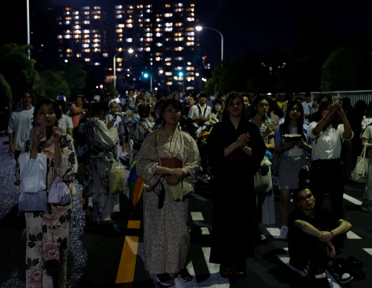 上月29日東京的隅田川花火吸引大批遊客。路透社