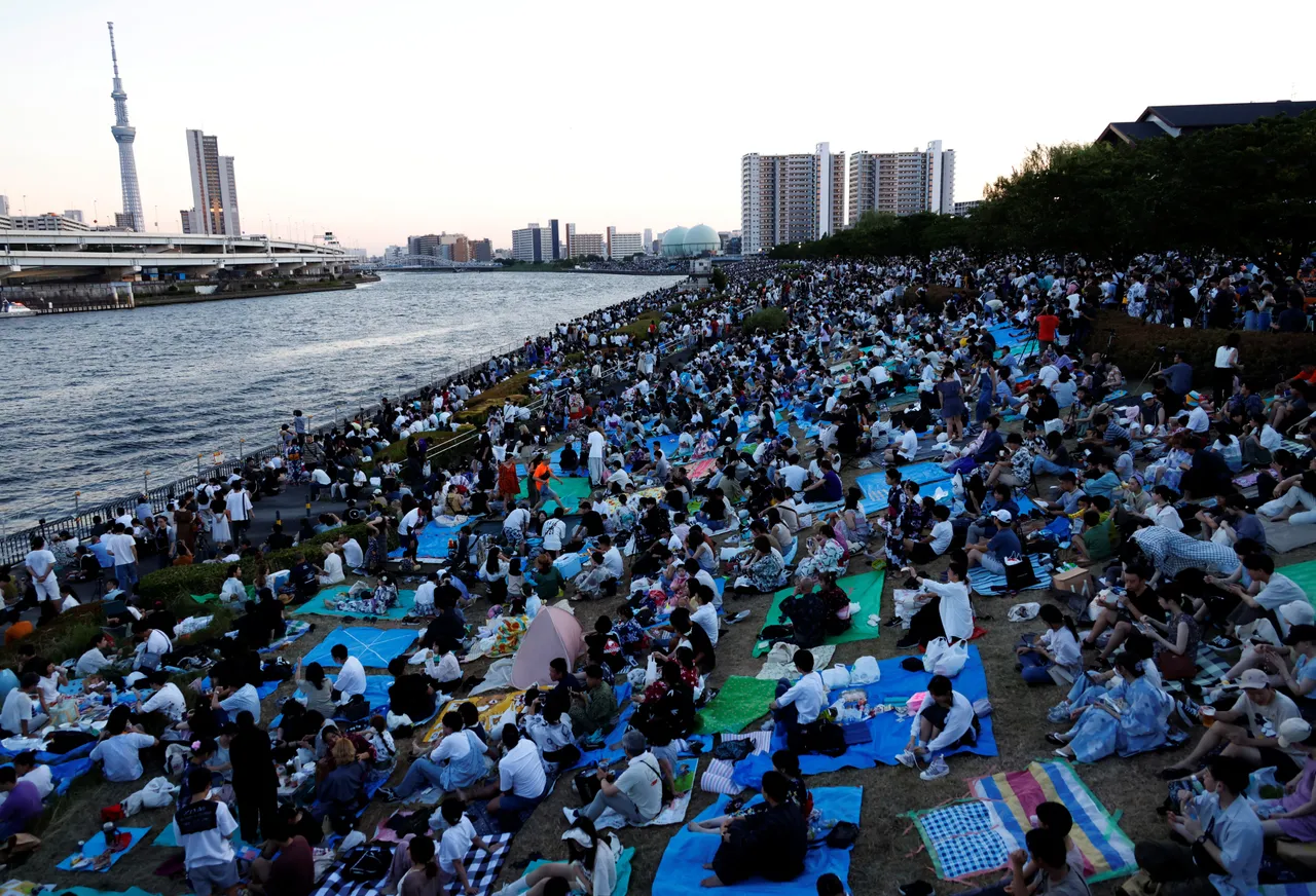 上月29日,大批民眾傍晚起就在隅田川畔,等後天黑的花火。路透社