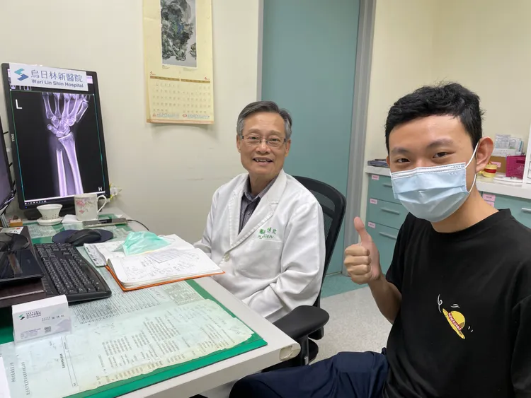 烏日林新醫院骨科主任謝博欽（左）為陳先生（右）進行手術。院方提供