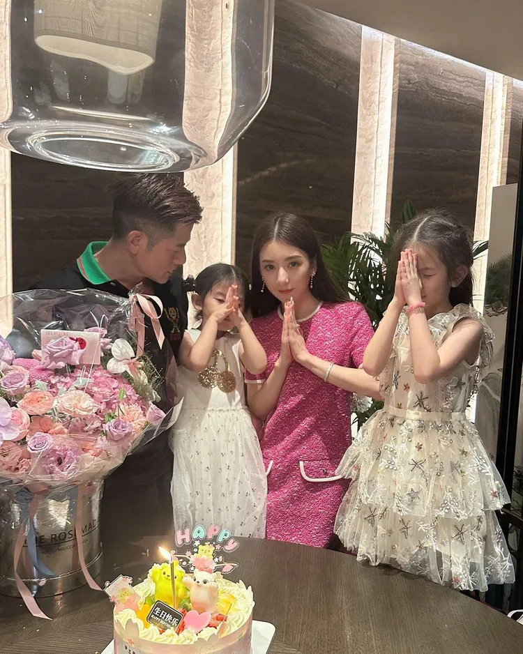 兩個女兒陪媽媽認真許願。翻攝郭富城IG