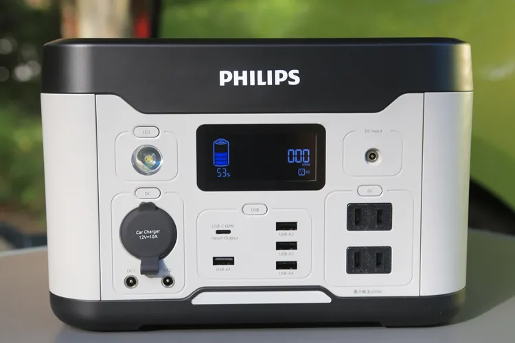 機體正面除了3C用品常用的USB-A(快充一組、標準三組)、USB-C規格之外，也包含了圓形12V車載充電孔一具、DC輸出孔兩具，以及家用插座的AC輸出兩具。林浩昇攝