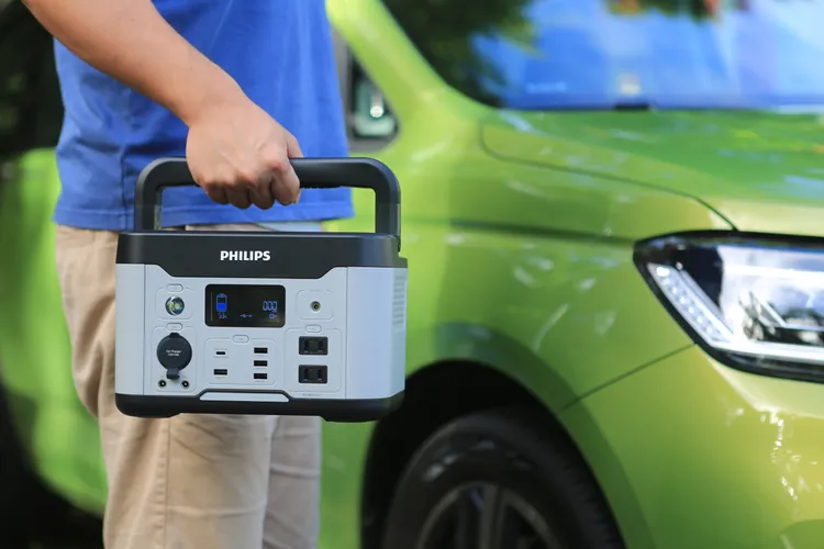 5.92公斤的重量成年人可單手輕鬆提起，且把手經過人體工學與防滑考量。林浩昇攝