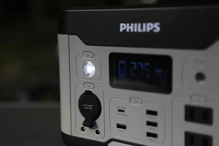 附設三段式的LED照明燈，分別為弱光、強光以及閃爍光，可當緊急照明之用。林浩昇攝