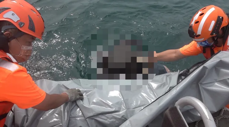 海巡人員將老翁大體打撈。翻攝畫面