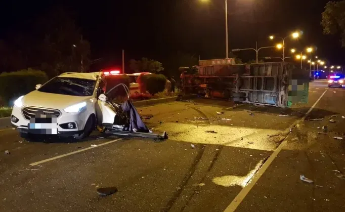 休旅車自撞路樹後衝往對向車道,並撞上大貨車,造成1死2傷。翻攝畫面