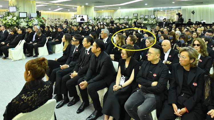 李玟老公Bruce和兩個女兒（黃圈處）昨出席追思會，坐在賓客席第二排。Late CoCo Lee Family提供