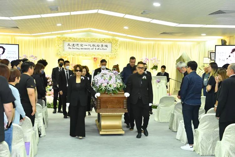 李玟姊夫何錦麟、甄妮、姚謙等8人負責扶靈。Late CoCo Lee Family提供