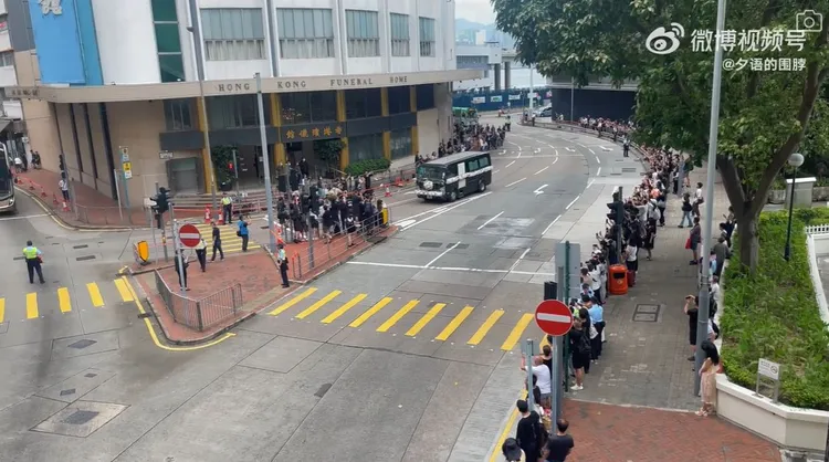 粉絲夾道目送李玟靈車前往火葬場。翻攝微博