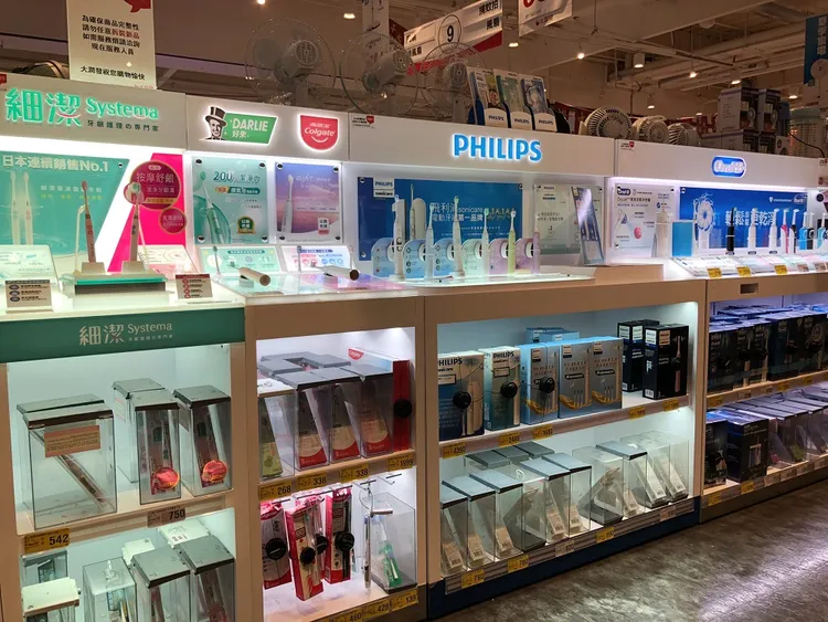 今年父親節送禮電動牙刷買氣仍旺。大潤發提供