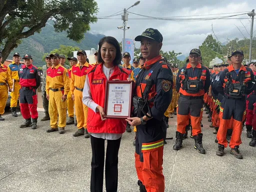 新北快搜深入南投救災三天圓滿完成 成功撤離24名受困災民獲頒感謝狀