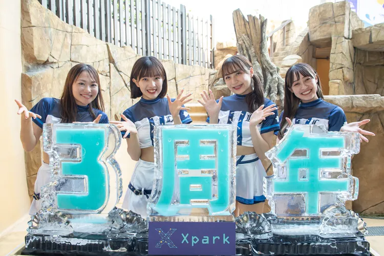 日本西武獅隊官方啦啦隊bluelegends開心歡慶Xpark在台開業3周年。Xpark提供