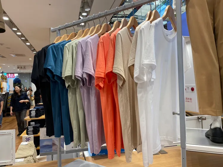 UNIQLO以T恤奪銷售王，其次為降落傘褲。陳怡文攝