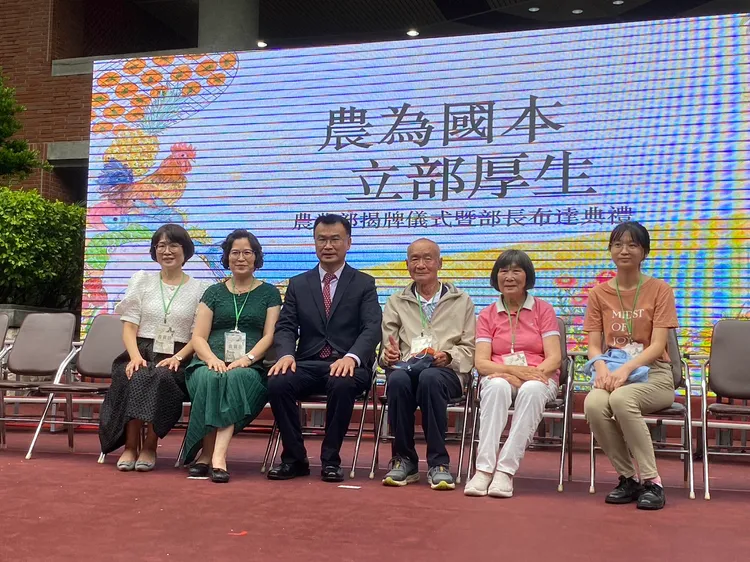 陳吉仲(左3)全家福，陳爸爸(右3)、陳吉仲太太(左2)。陳怡文攝