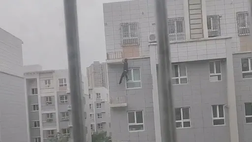 誇張影片|忘記帶鑰匙 年輕男秀特技「跳樓」翻進5樓住處