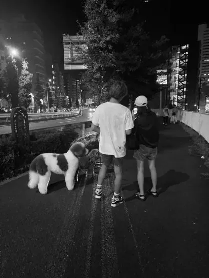 網友給木村拓哉看手機裡的照片，證明自己是粉絲。翻攝小紅書