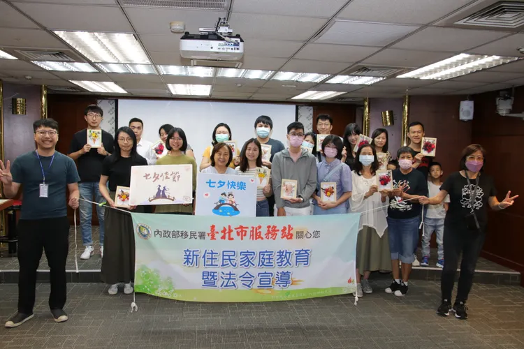 移民署臺北市服務站教導學員們製作永恆乾燥花相框，將心意放進其中。翻攝畫面