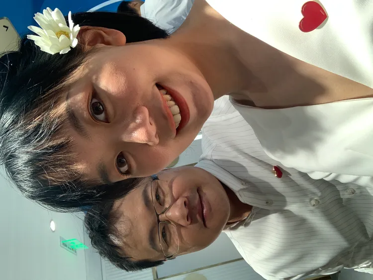 小鑫說最幸福的時光便是與先生舒服地待在家，躺在沙發上聊天。翻攝畫面