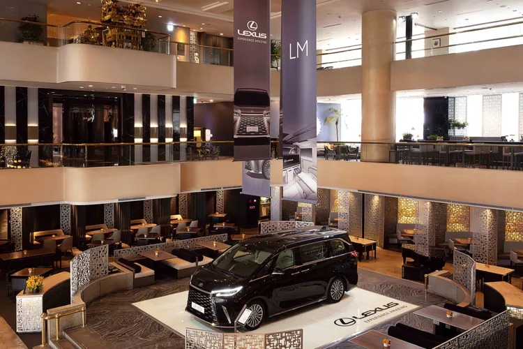 Lexus也同步於晶華酒店AZIE廳展出品牌甫上市的層峰座駕大改款LM，在享受下午茶之際也能親身鑑賞新車魅力。業者提供