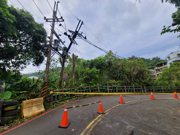 警方放置交通錐進行交通疏導。翻攝畫面