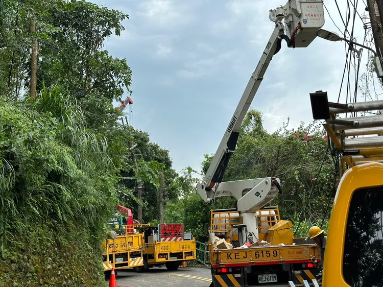 台電外包廠商上午進行搶修。翻攝畫面