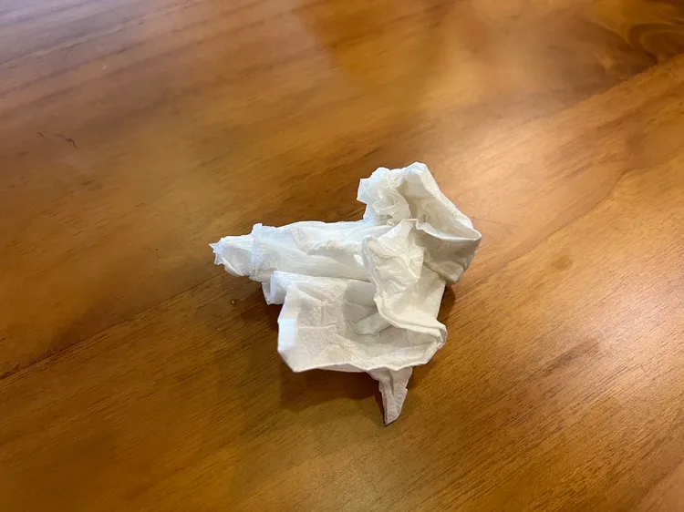 被害人在垃圾桶翻出沾有父親精液的衛生紙，交給警方做為證據。示意圖