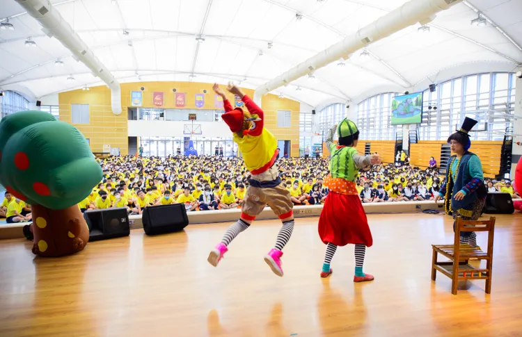 台上反毒宣導的戲劇表演相當精彩，台下上千位學生目不轉睛。校方提供