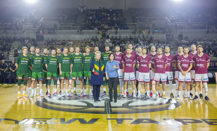 蔡英文及葛寶思凱德為兩隊選手加油。總統府提供